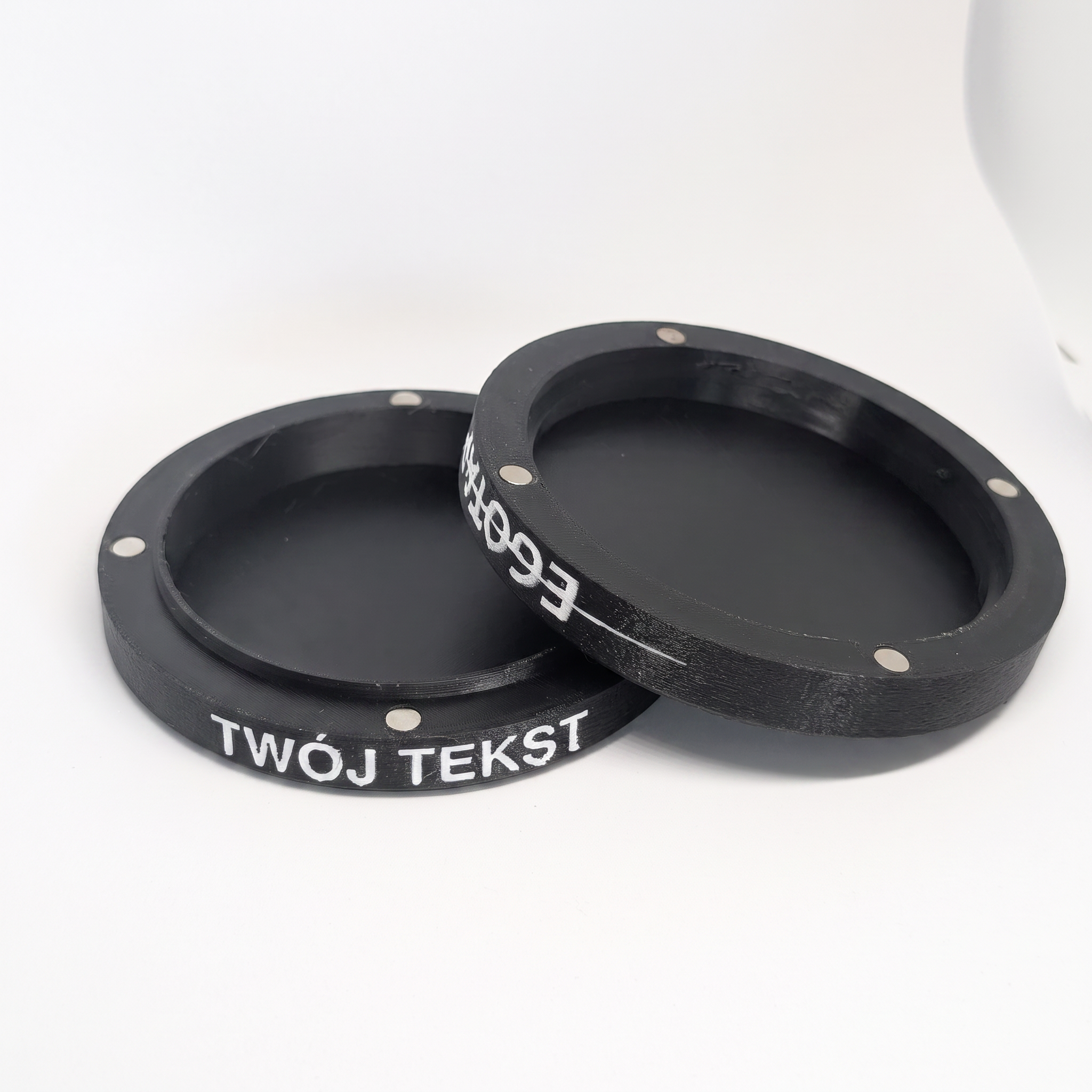 Otwarte pudełko EgoTape drukowane w 3D - dwie połówki z magnesami i grawerem TWÓJ TEKST na obrzeżu